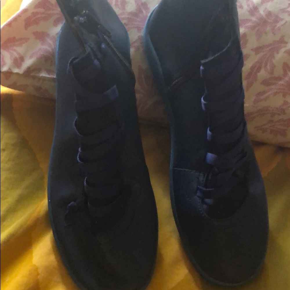 Shoes - Picture 2 of 5